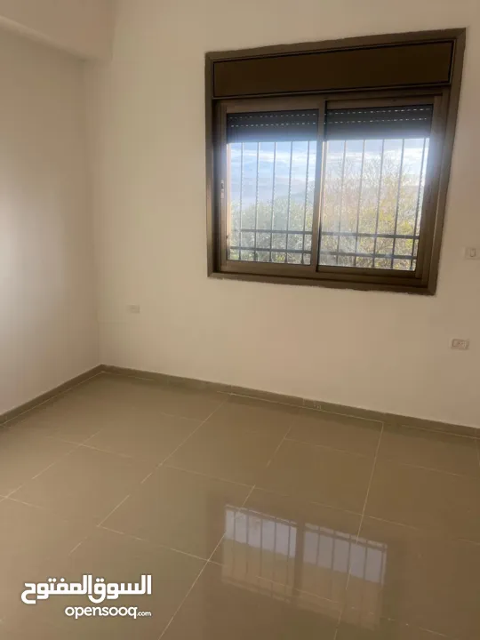 شقة ارضية للإيجار بموقع مميز في بيرزيت مدخل مستقل مع حديقة وصفة سيارة