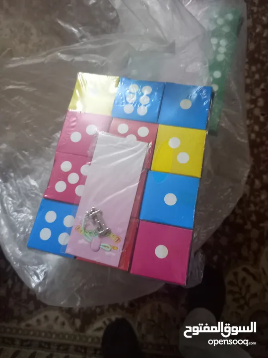 سحبة أطفال 5 قروش بس فقط ..طبعا كل علبة داخلها هدية ..ما في علبة فارغة