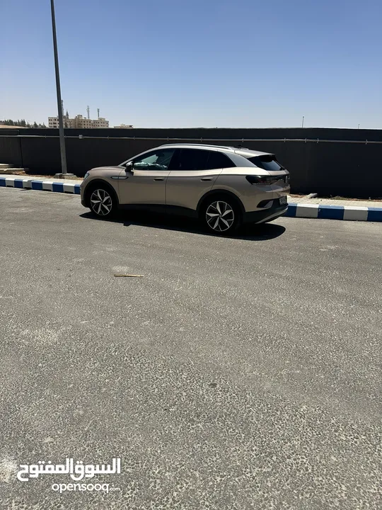 للبيع فولكس فاجن اي دي فور بيور بلص موديل 2021 لون ذهبي  VW ID4 crozz pure+ 2021 Gold color