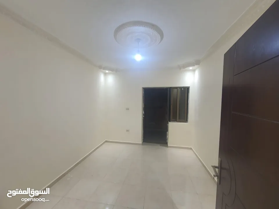 مستودع بحي عدن (محل) داخل  بحي سكني   للاجار