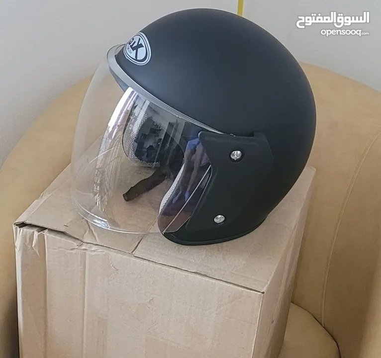 خوذه خوذة ركوب دراجه ناريه و سكوتر و دراجة كهرباء و الخيل  وكاب اسود  ومط او لميع و احمر وسكني واقي