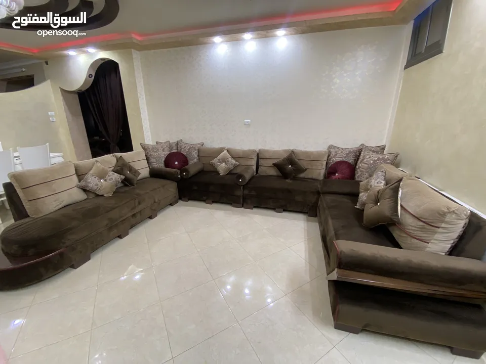 كنب صالون وطاولة مستعمل مؤقت للبيع