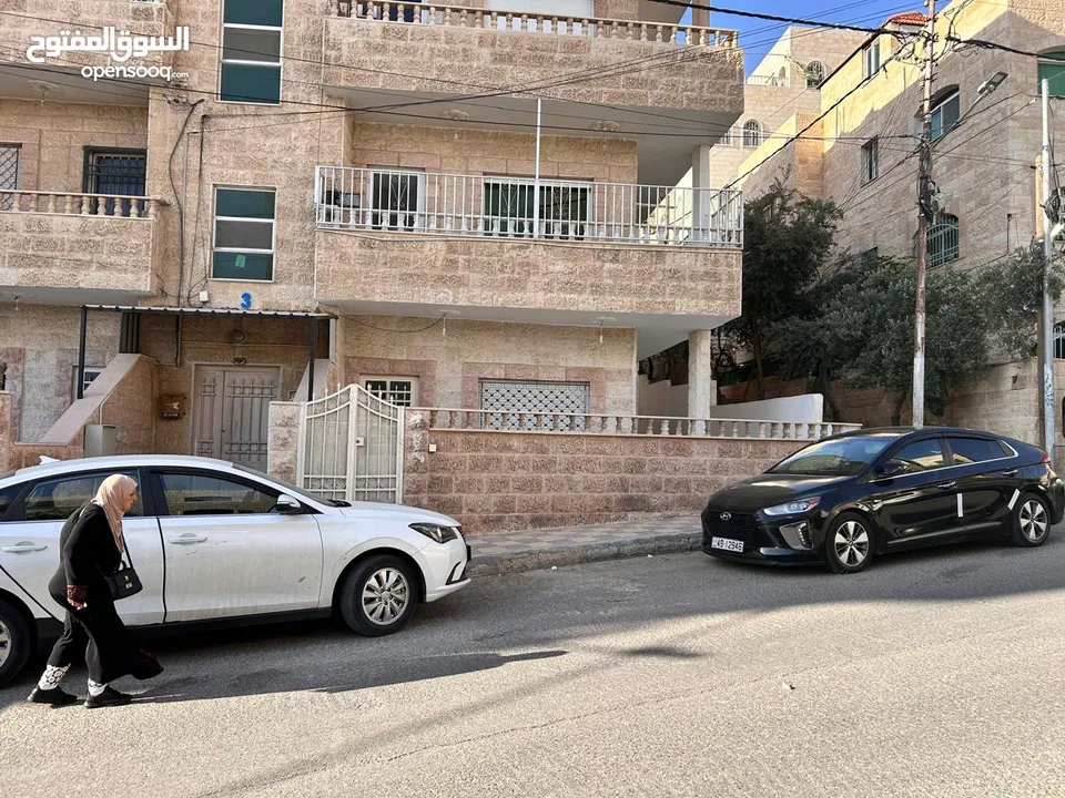 شقة طابق أرضي مع ترس
