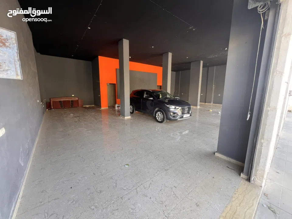 محلات تجاريه على الشارع الرئيسي عدد7   محلات4  اوثلاث محلات  كهرباء 3 فاز  يوجد مستودعات نفس العماره