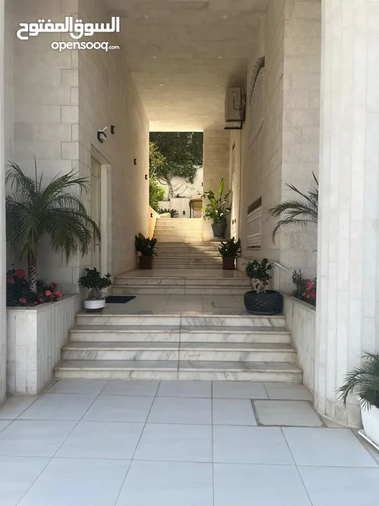 فيلا فخمه للبيع من المالك مباشرة منطقة دابوق  سكن أ خاص. على تله عاليه بمواصفات عالية الجودة