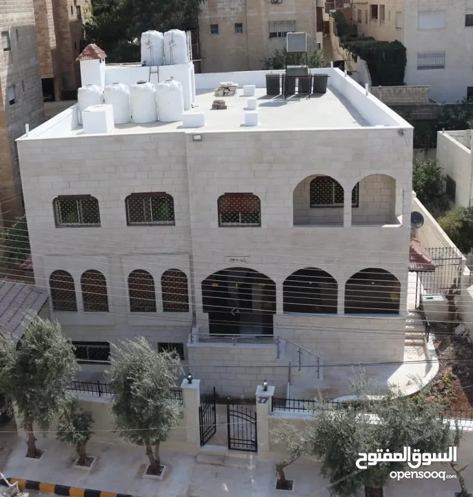 فيلا/بيت للبيع من ثلاث طوابق مساحة البناء 700متر مربع مساحة الارض600م2