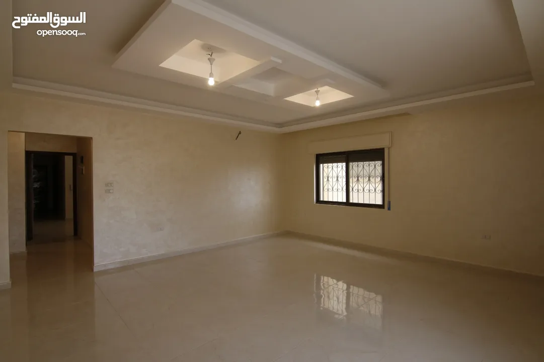 شقة طابق ارضي مع ترس على مستوى الشارع في ابو نصير  