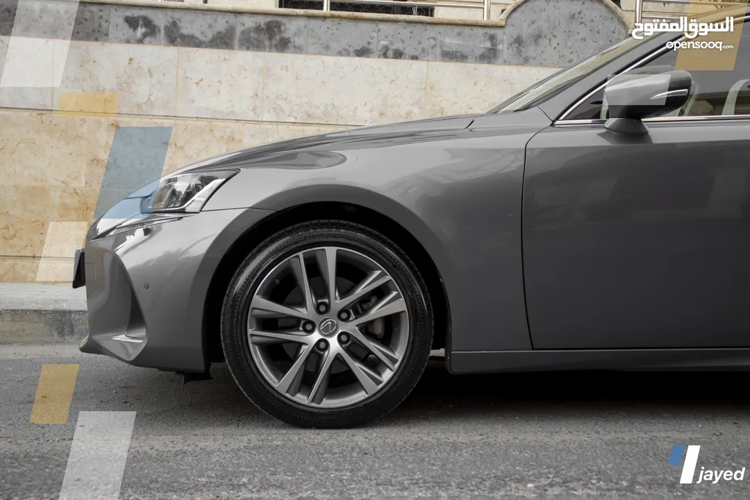 Lexus IS300H 2018 - للبيع