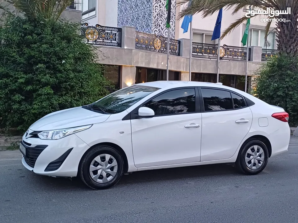 تويوتا يارس 2019   ماتور 1500cc بسعر 11500 دينار  الشكل الجديد فحص كامل 7 جيد بدون ملاحظات او قصعات