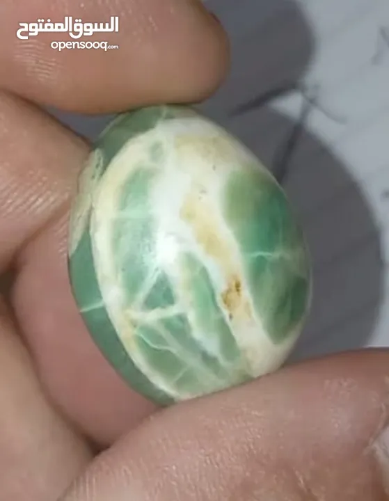 احجار كريمة خضراء حجر كريم اخضر حجر زمرد مع عروق بيضاء قص على شكل دمعة للخواتم والقلائد والاساور حسب