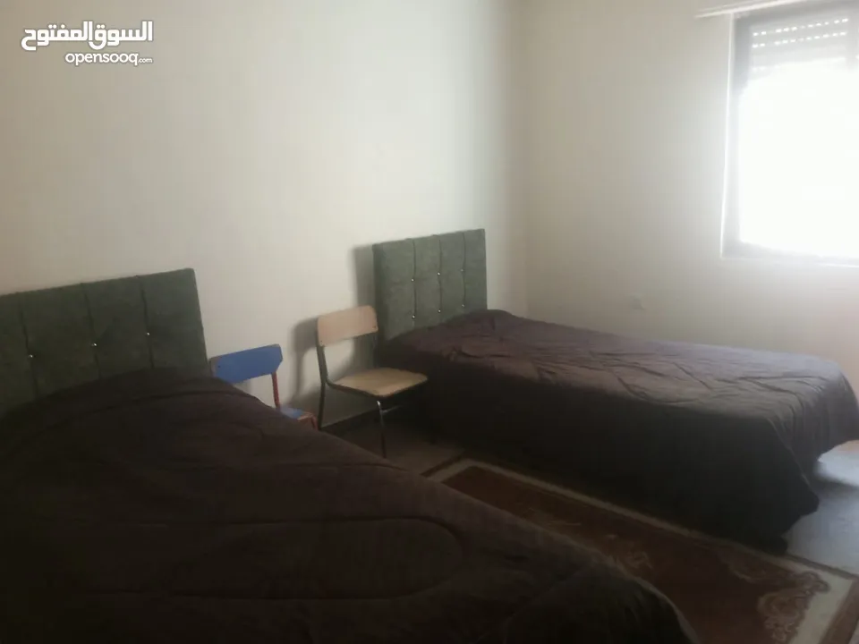 غرفة نوم لون بني