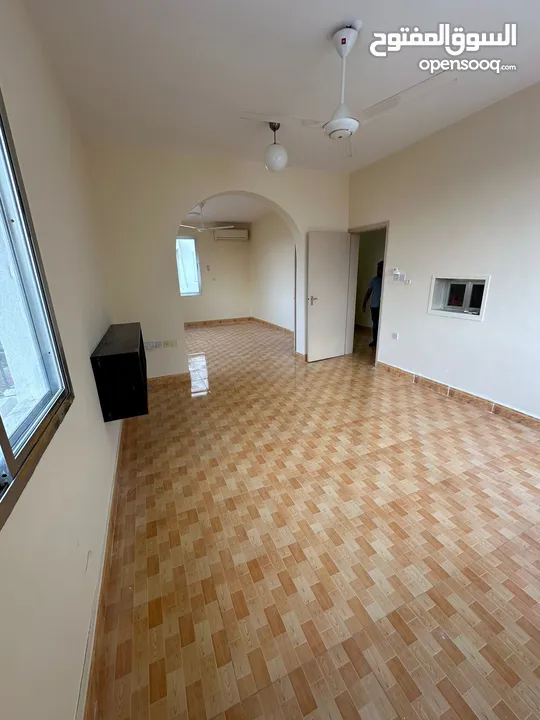 شقة غرفتين +1 وصالة للايجار بالقرم قرب شاطئ القرم - Flat 2 +1 BHK for rent in Qurm near the beach