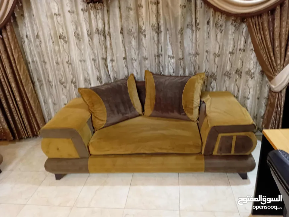 طقم كنب شبه جديد 9 مقاعد مخمل تفصيل