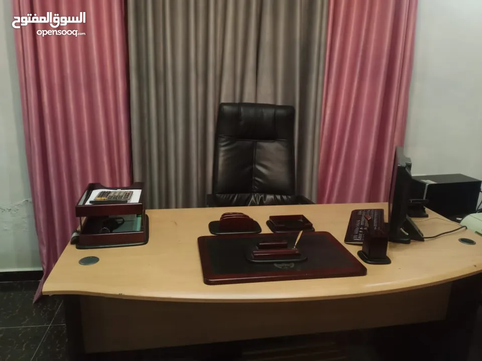 مكتب مع كرسي للبيع مع ملحقاته
