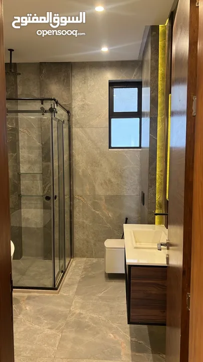 شقة فاخرة للإيجار بالقرب من شارع المطار و كوريدور عبدون مميزة وفاخرة :  14250