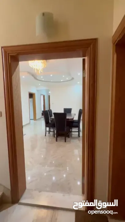 شقه فاخرة  في دير غبار للبيع