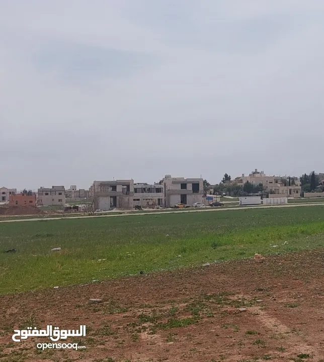 *جنوب عمان* 800 متر عن  شارع الميه عمان التنموي- رجم الشامي مساحات من 604 إلى 777 متر مربع.