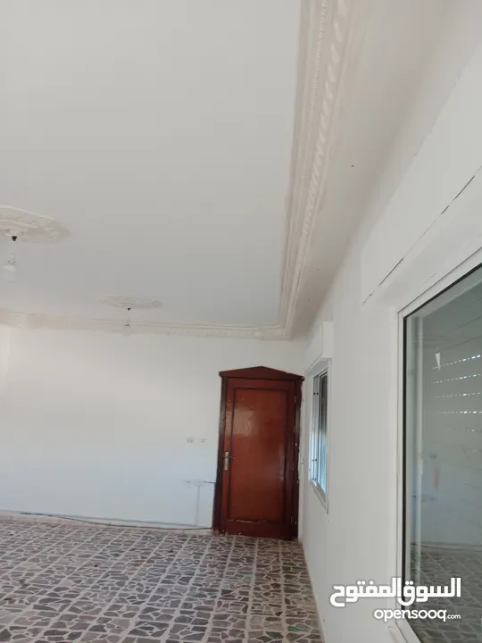 بيت مستقل طابقين للبيع على شارعين في الثنيه قرب جميع الخدمات  الكرك/الثنيه