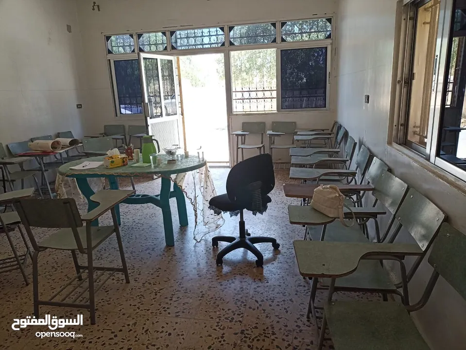 أدراج مدرسية لون أخضر بحالة ممتازة عدد 11 درج (البيع للعدد كامل)