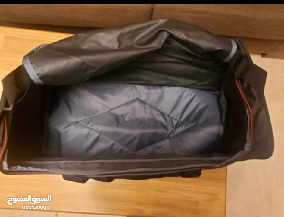 شنتة ماركة FILA اصلية جديدة صناعة كمبوديا للسفر او الجيم مع جيبة خارجية لون جيشي