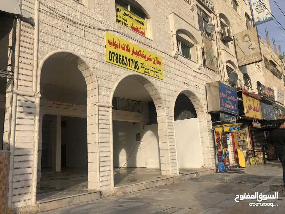 ثلاث محلات تجاريه ومخازن علي شارع 36 التجاري الزرقاء الجديدة في افضل موقع في الشارع