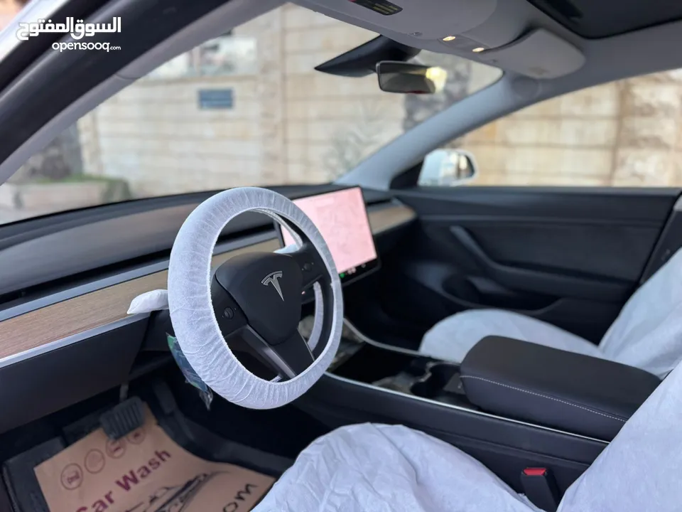 سياره تيسلا موديل 3 ستاندر بلص السياره بصلاه ع النبي مو ناقصها شي وما رح قصر مع الشرا وقابل للتفاوض