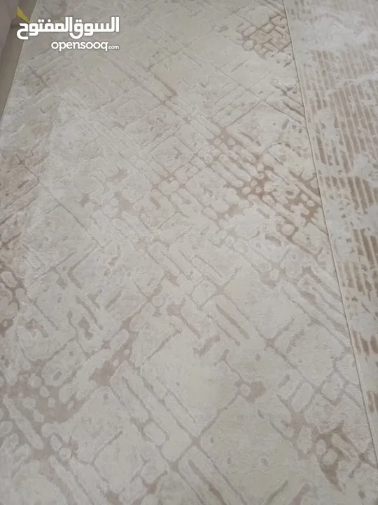 سجاد شبه جديد للبيع لون ابيض وعسلي قياستها 150/66 293/150 112/365 خمري قياسه 100/200 لون سكني واسود