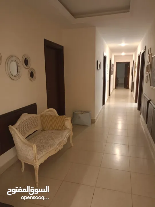 شقة فاخرة في - عبدون - مساحة 350 م باربع غرف نوم و اطلالة مميزة (6750)