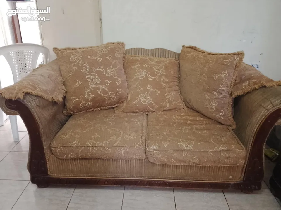 طقم كنبيات مستعمل بحاله جيده للبيع المستعجل