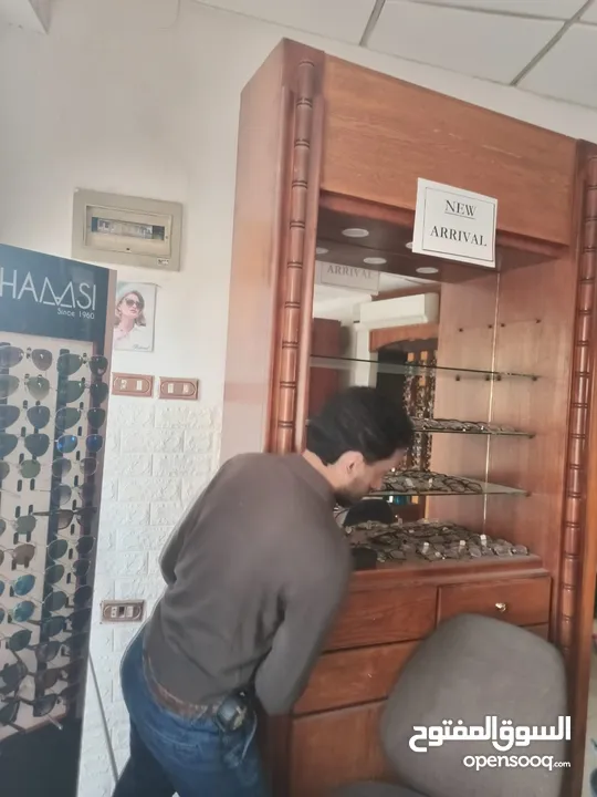 ديكور محل خشب بلوط يصلح للصيدلية و لمحل بصريات ومحل عطور ومحل خلويات