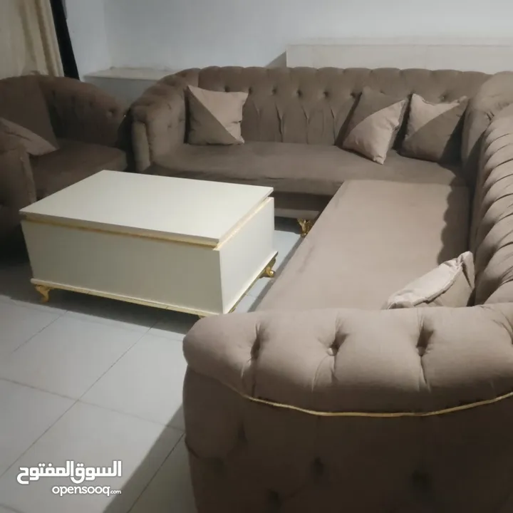 طقم كورنر للبيع مع طاولة وسط ثقيل استعمال اقل من سنة كلف جديد 400 دينار للبيع بي 150 دينار