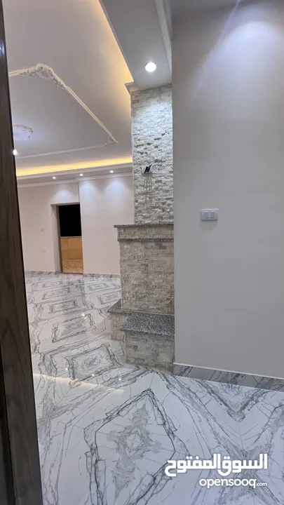 شقه طابقيه اربع غرف نوم الزرقاءالجديده شارع الونك  خلف فندق الجوابره مع مطبخ للبيع