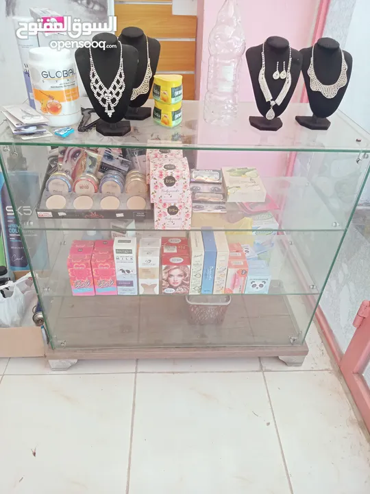 اغراض اكسسورات وتجميل وكهربائيه سشوار ومليكان وستاند