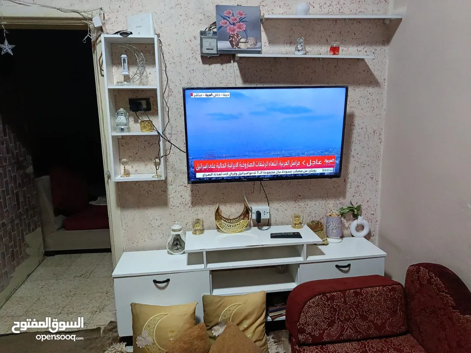 طقم كنب 8 مقاعد بحاله جيده مع البرادي مع طاوله لون ابيض وطاوله رخام بالإضافة إلى ديكور شاشه