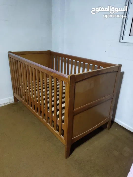 سرير اطفال ماركة  Mothercare  صناعة بريطانيه    أبعاده  140 *70*88