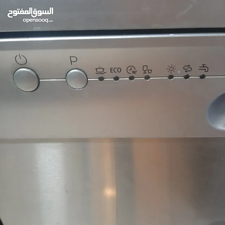 جلاية هايسنس بحالة الجديد للبيع بسعر نهاائي 100 دينار فقط لا يوجد مفاصله للتواصل الرقم بالوصف