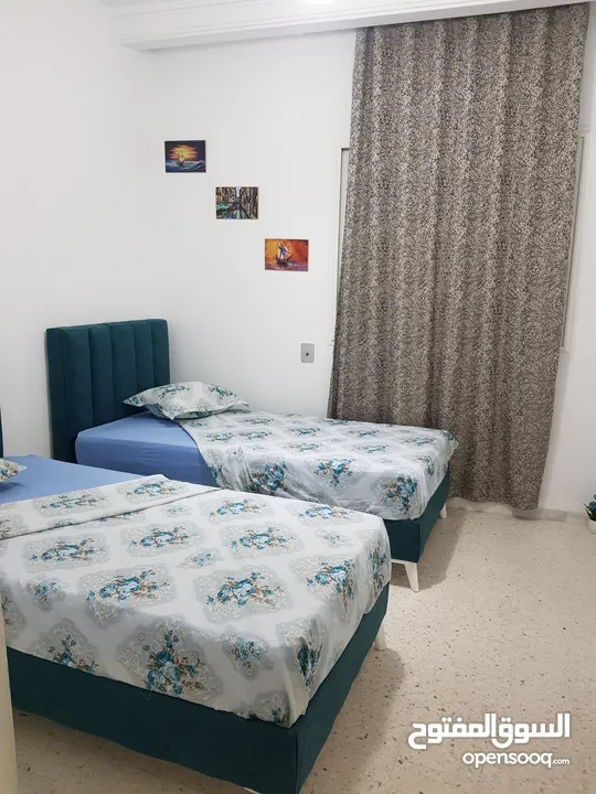 شقة مفروشة متكونة من غرفتين و صالة للايجار باليوم على طريق المرسي في تونس العاصمة