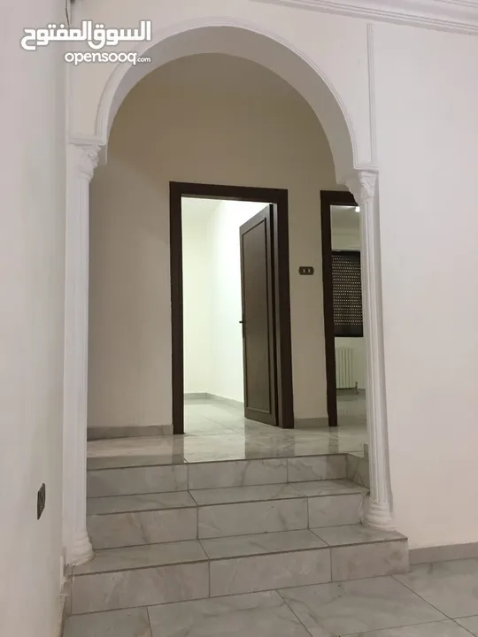 شبه فيلا فارغة للايجار