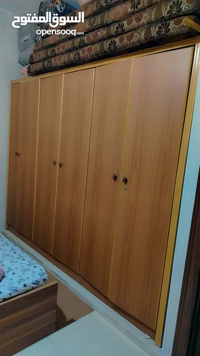 غرفة نوم تفصيل خشب لاتيه كلفت 1500 البيع حاليا 300دينار مكونه من تخت خزانه وكومدينه تنين وبيرو