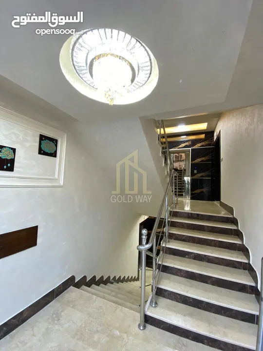 في موقع مميز في أم أذينة تملك شقة طابق أخير مع روف 215م بتشطيبات راقية / ref 9509
