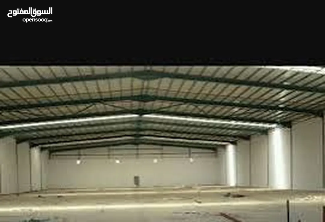 مخازن مساحه 500 متر ويوجد ساحه بالخارج واسعه ويوجد أيضا مساحه 2000متر مربع مسكره لتخزين ان طلب الامر