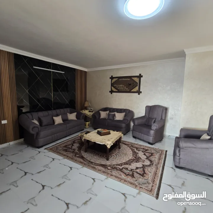 شقة فاخرة للإيجار بتصميم مودرن في حي هادئ وقريب من الخدمات