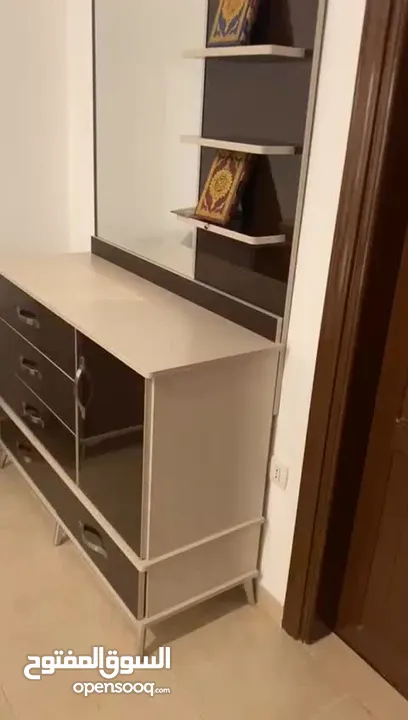 غرفه سفره وطقم كنب وغرفه نوم شبه جديده  للبيع