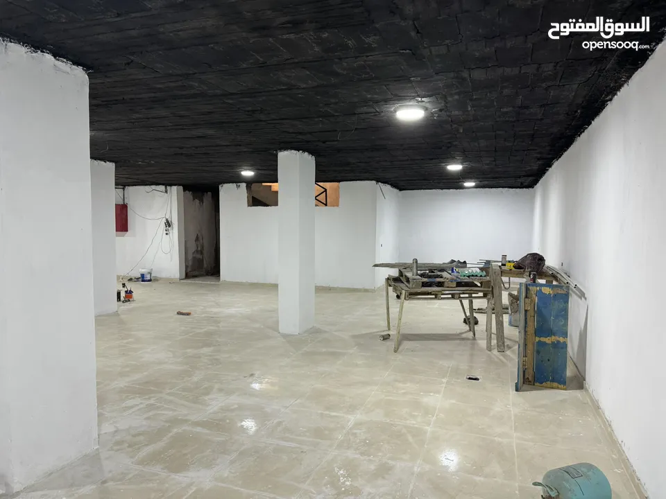 تسوية تجارية للإيجار مساحة 400 متر على شارع اربد الحصن الرئيسي بجانب كازية عاشور