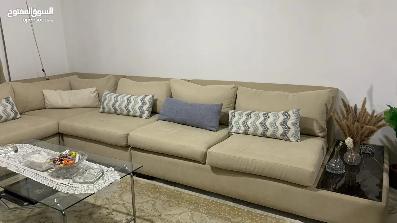 كنب زاوية أنيق مكوّن من 4 قطع بلون بيج راقٍ، تصميم مريح وعصري، خشب ثقيل وجودة عالية، بحالة ممتازة