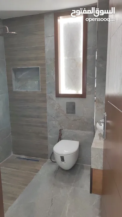 شقة جاهزة للسكن بالريحان مع مطبخ وديكورات وبناء حديث
