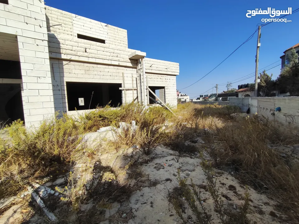 قطعه أرض عليها فيلا عظم للبيع في سطح مرحبا