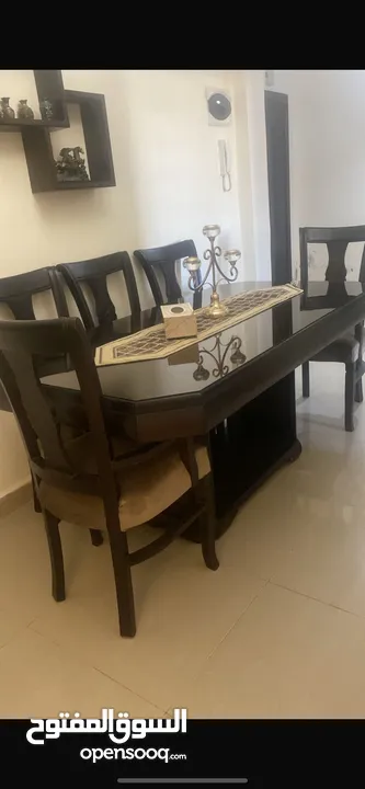 طتولة سفرة 6 كراسي  + قنصل بحالة ممتازه