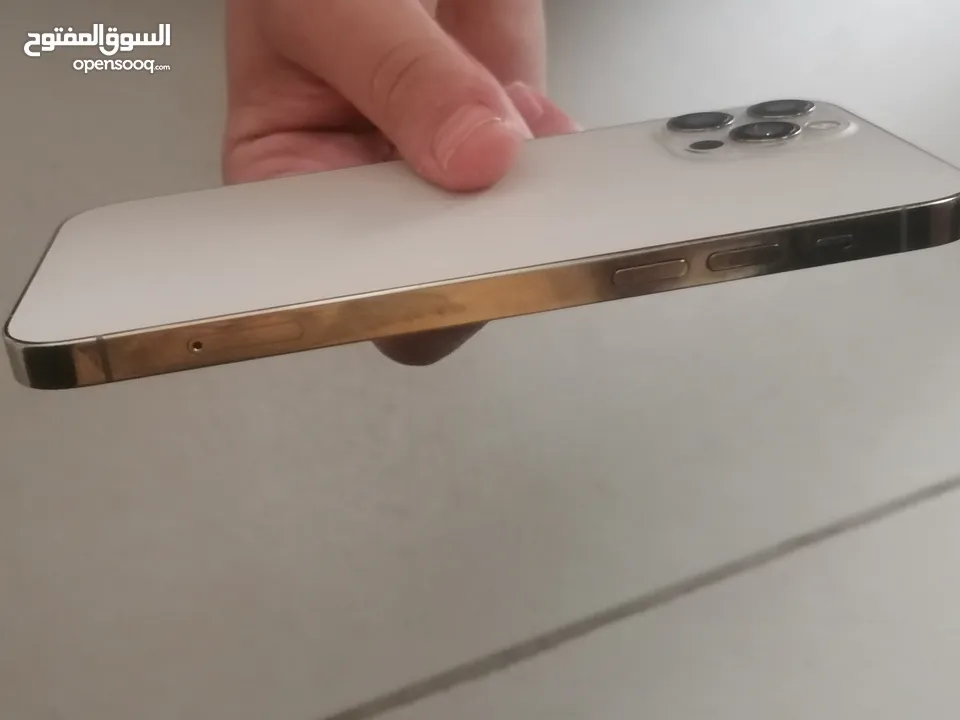 ايفون 12 برو باللون الذهبي