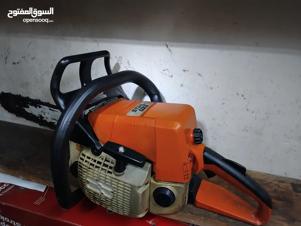 منشار بنزين ماركة STIHL